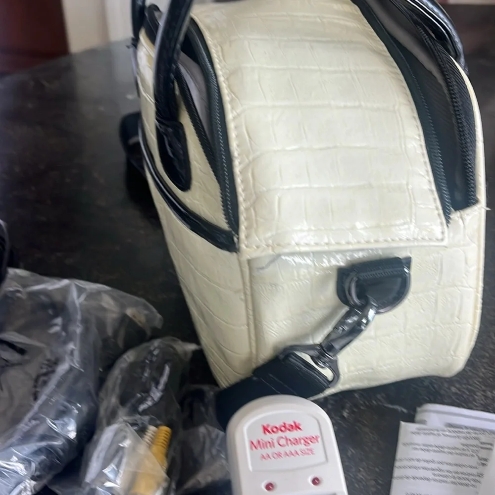 EUC GE white X500 16.0 megapixel digital camera with Carry bag and accessories